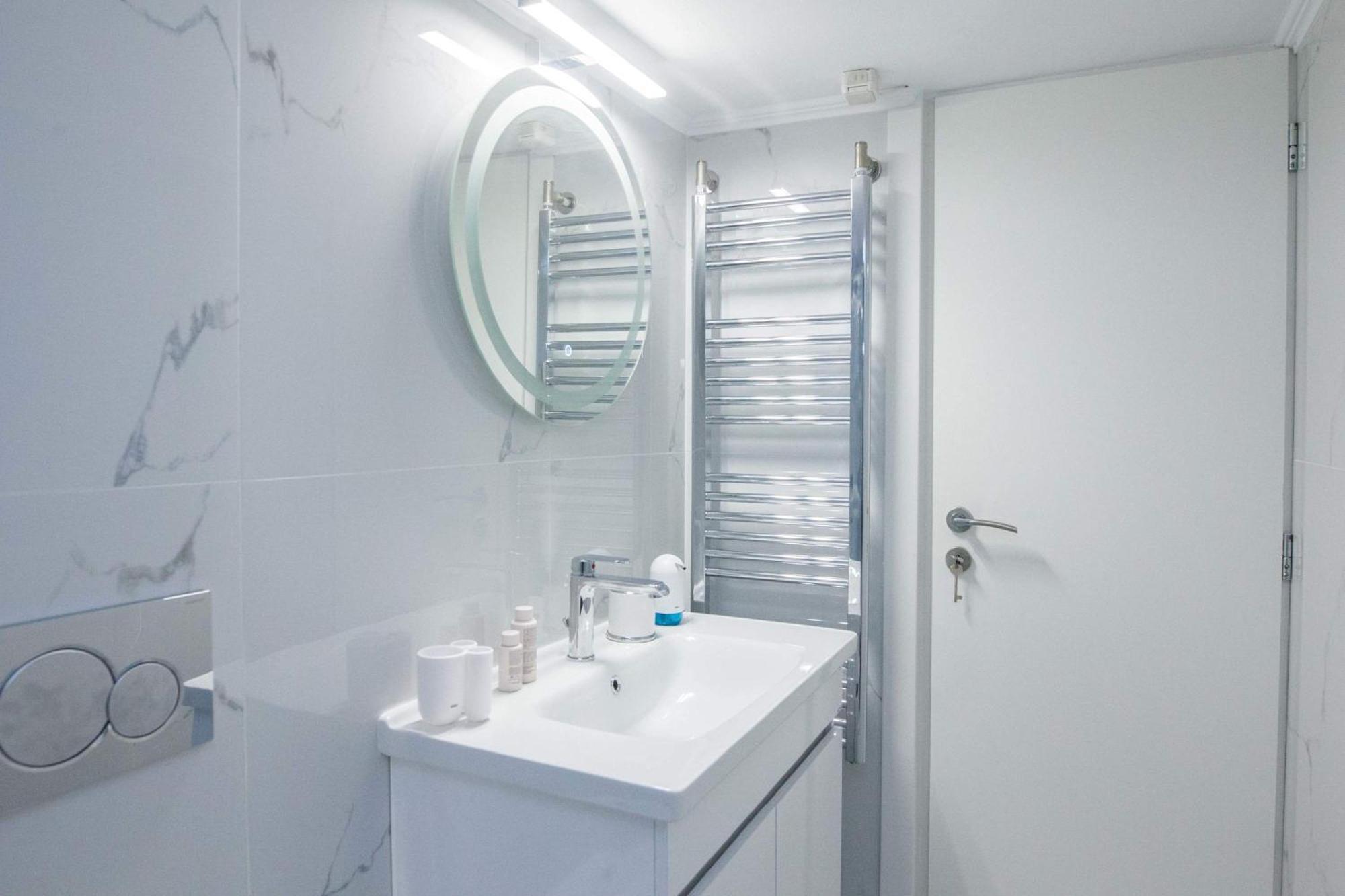 Central 2 Bd Apt With Balcony By Monastiraki เอเธนส์ ภายนอก รูปภาพ