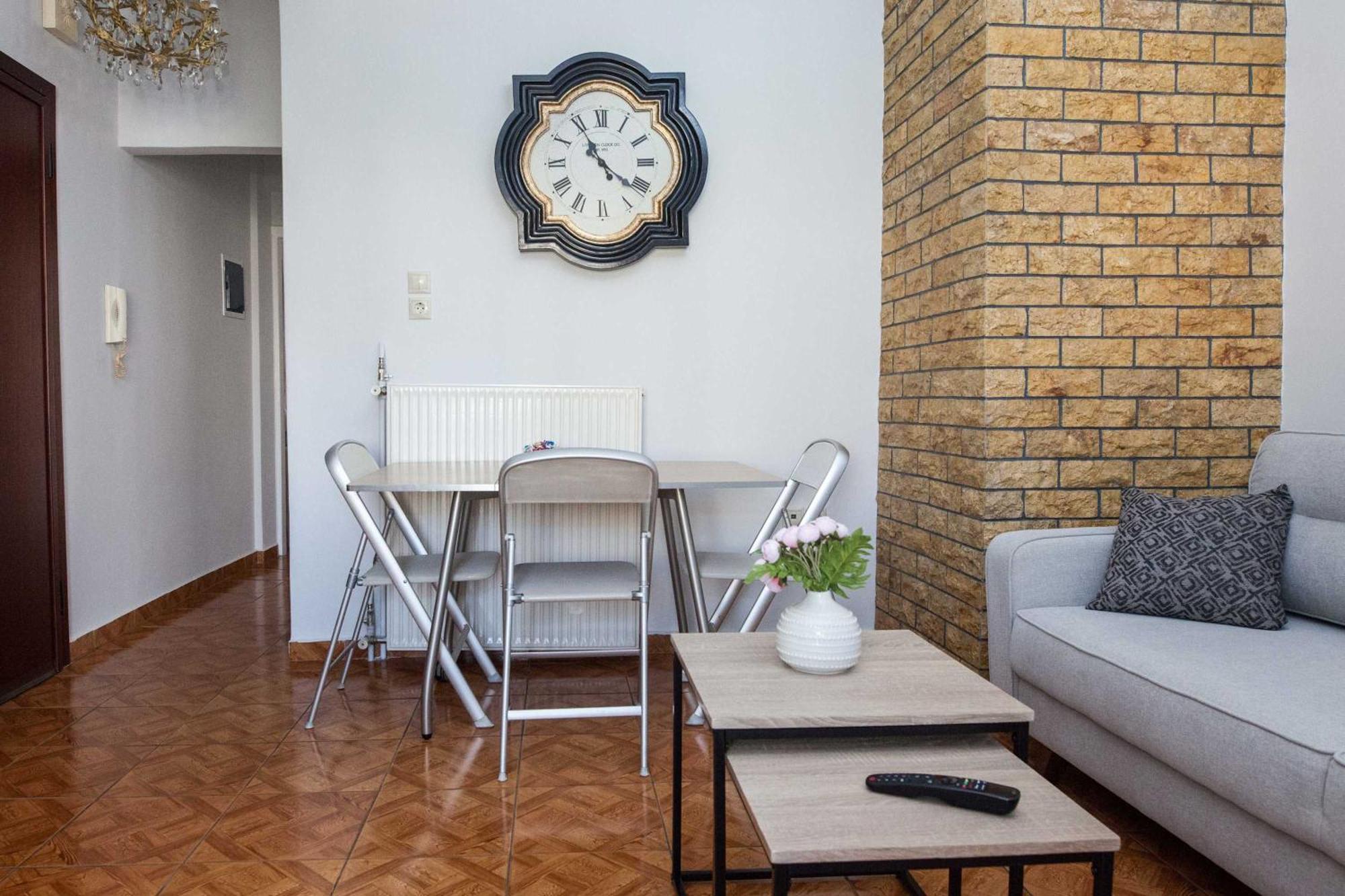 Central 2 Bd Apt With Balcony By Monastiraki เอเธนส์ ภายนอก รูปภาพ